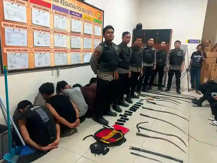 Polres Bekasi Amankan 12 Remaja & 15 Sajam Cegah Tawuran