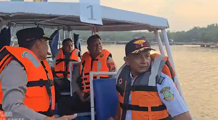 Kapolres Cianjur Pantau Pembersihan Eceng Gondok, Dorong Lingkungan Bersih dan Bernilai Ekonomi